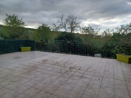 Appartement de 4 pièces de 109 m² avec terrasse, jardin et 2 places de stationnement. - Photo 2