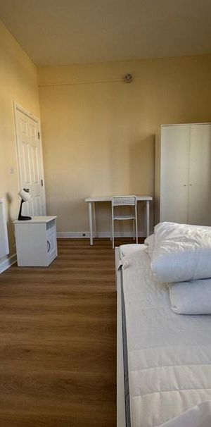 1 bedroom in a flat share to rent - Photo 1