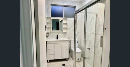 FOR RENT – Renovated 5-Bedroom Home + Double Garage - Photo 5