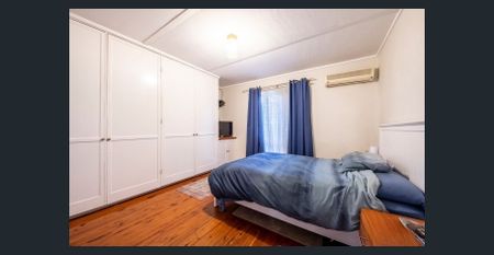 FOUR BEDROOM HOME WITH LARGE GAMES ROOM - Photo 5