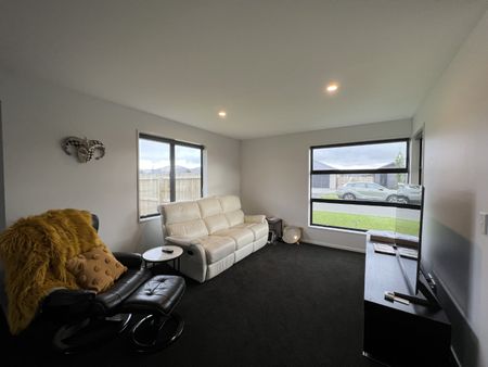 66 Oaks Drive, Lincoln - Photo 3