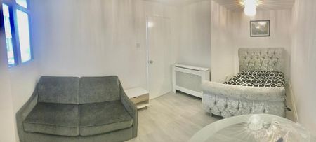 3 bedroom flat to rent - Photo 2