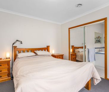 Spacious Family Home Opposite Altona Meadows Reserve - Photo 6