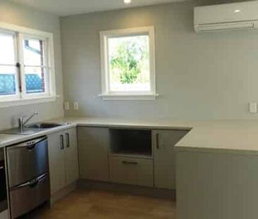 *** 3 BEDROOM HOME, WARM & DRY *** - Photo 2