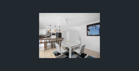 Family Home in Central Coomera Location - 6KW Solar System - Photo 2