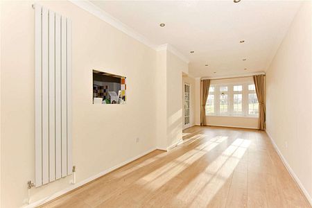 A beautifully presented three bedroom mid-terrace home close to Spinfield School. - Photo 2