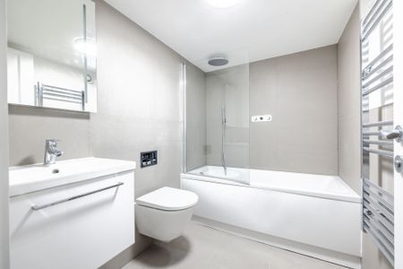 To Let 2 Bedroom Flat - Photo 2