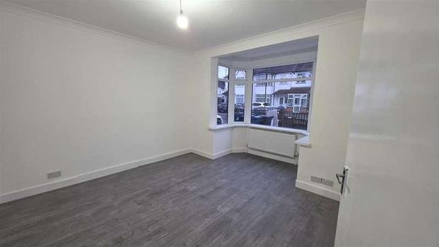 Chepstow Gardens, Southall, UB1 - Photo 1