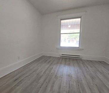 For Lease - 2143 Gerrard Street Unit# Main Fl, Toronto, Ontario - Photo 3