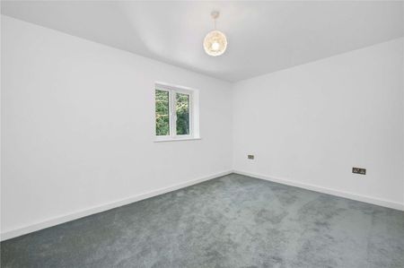 A spacious and modern detached property with a large gated driveway and private garden. - Photo 5