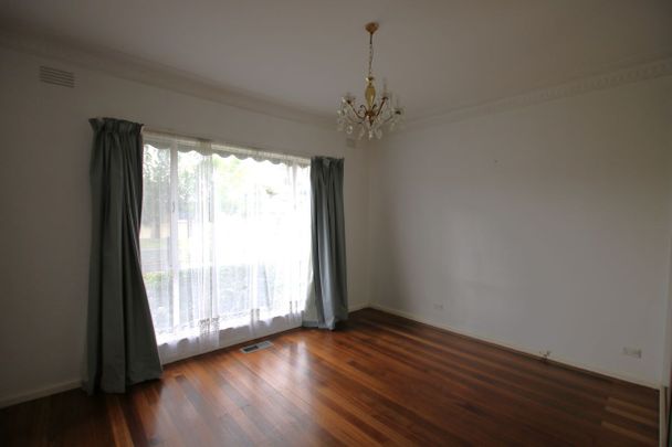Spacious 3-Bedroom Home in Prime Keilor Park Location! - Photo 1