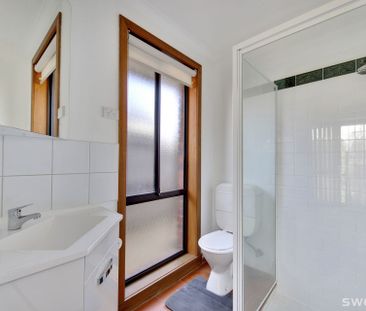 Spacious three bedroom two bathroom home in quiet court location - Photo 5