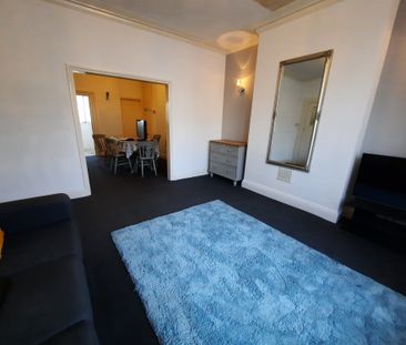 Quiet, modern and clean house share, close to town centre - Photo 5