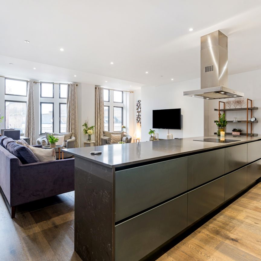 A Bright One-Bedroom Apartment in a Portered Fitzrovia Development - Photo 1
