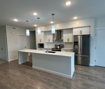 302 Burgess Crescent (Upper), Saskatoon Executive Family Home - Photo 2