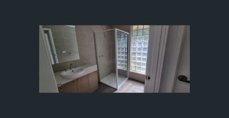 Charming Home in a quiet court, opposite parklands - Photo 4