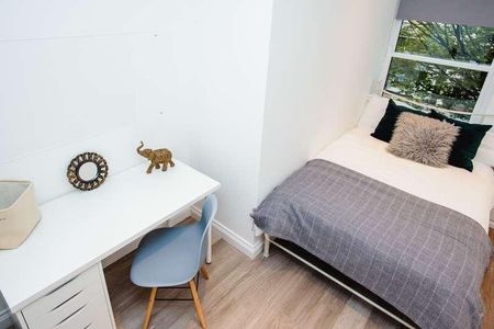 Lister Gate // Bedroom // Bills Included, NG1 - Photo 5
