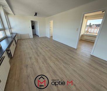 Gerenoveerd ruim appartement met terras en 2 slpks - Photo 2