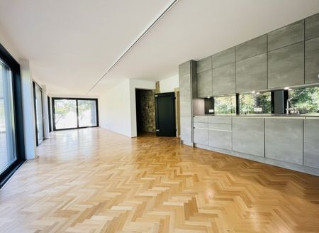 Ca. 3000 m² weitläufiges und stilvoll gestaltetes Gartenareal mit Terrassen, Pavillon und exklusiven Rückzugsbereichen – ideale Kulisse für Events, Kundentermine oder Outdoor-Inszenierungen. - Foto 2