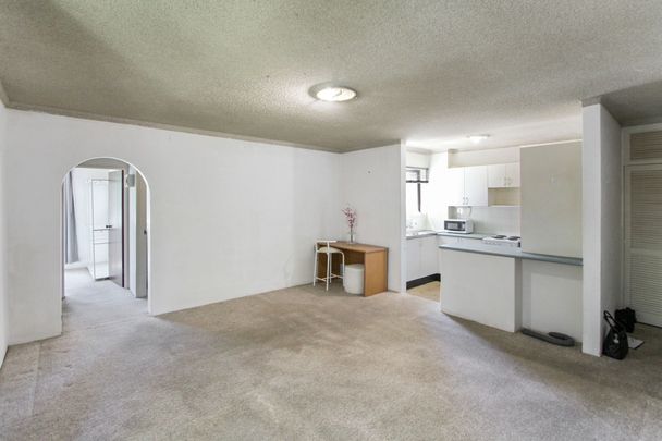 SUNNY TWO BEDROOM HOME IN CONVENIENT LOCATION - Photo 1