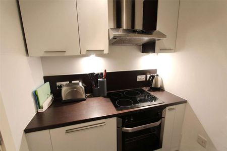 AVAILABLE NOW | Fully Furnished | Studio Apartment | Deansgate Area | Great Transport Routes & Walking Distance to the City Centre - Photo 3