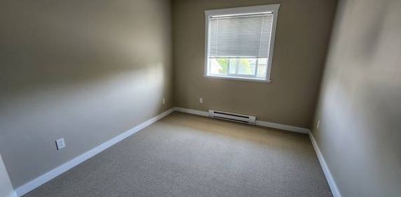 3 bed/ 2 .5-bath, half-duplex in Vic. West $3350.00 plus utilities - Photo 2