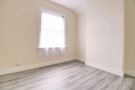 4 bedroom detached house to rent - Photo 2