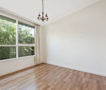 Beautiful Art Deco One Bedroom - Photo 1