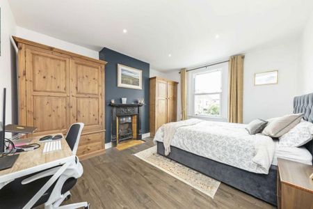 3 bedroom flat to rent - Photo 4