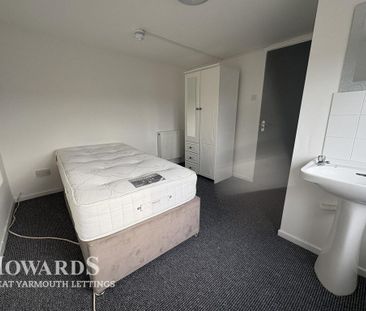 1 bedroom in a house share to rent - Photo 2