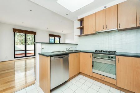 Spacious Top Floor Residence with Exceptional City Views - Photo 5