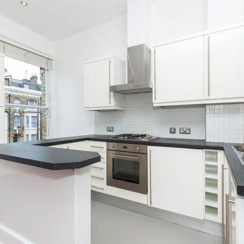 Contemporary one bedroom flat set on the first floor of a period conversion - Photo 1