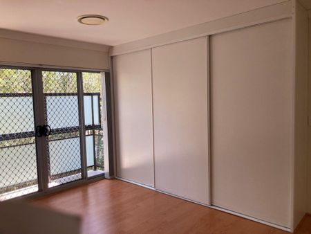 Spacious&comma; Modern Townhouse - Photo 4