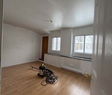 4½ + Grenier $1750.00 Avec Stationnement - Photo 3
