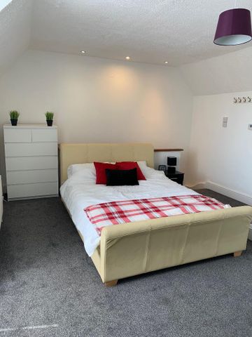 1 bedroom in a house share to rent - Photo 2