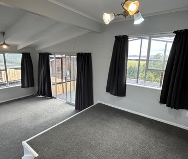 TE ATATU PENINSULA - Harbour view 3 bedroom - Photo 1