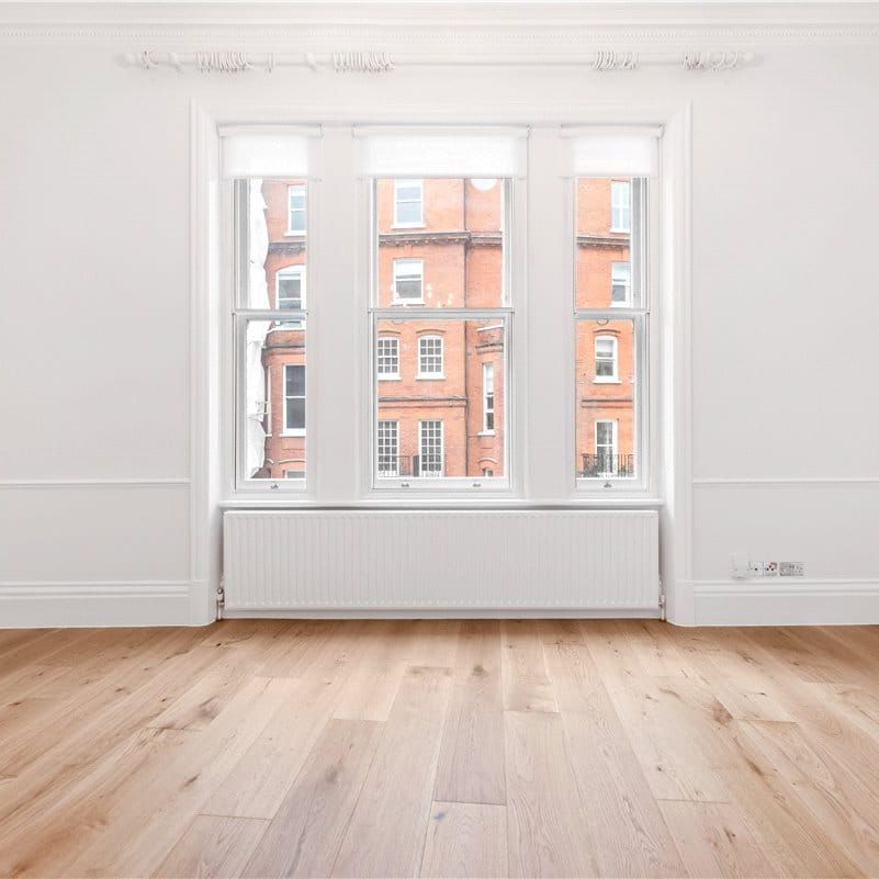 Newly updated spacious 1st and 2nd floor duplex that offers comfortable and flexible accommodation. the period features such as the high ceilings and large windows means it is naturally bright and would suit a family or anyone who enjoys entertaining. EPC rating: C - Photo 1