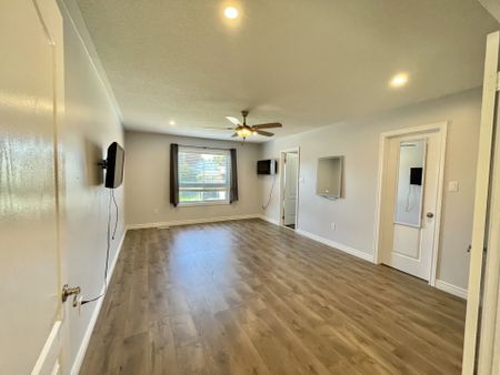 For Lease - 241 Emms Drive Unit# Upper, Barrie, Ontario - Photo 3