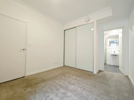 Modern 2 Bedroom Apartment in Prime Homebush Location - Photo 3