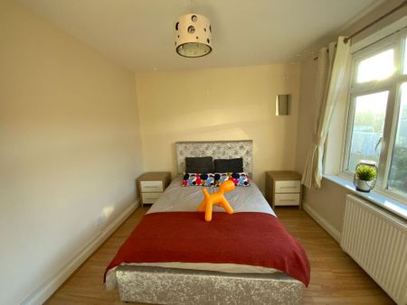 1 bedroom in a house share to rent - Photo 2