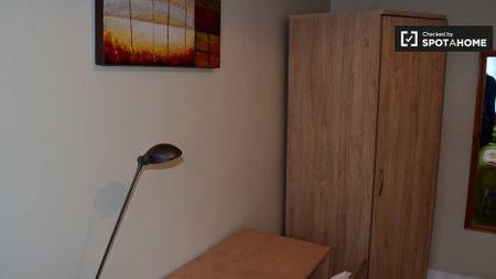Sunny room in 4-bedroom apartment in Firhouse, Dublin - Photo 5