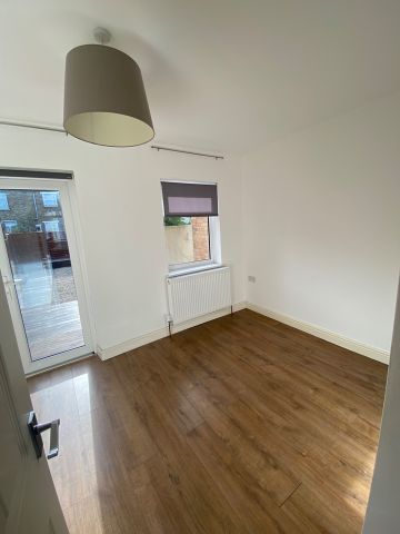 1 Bed Flat, Endsleigh Gardens, IG1 - Photo 2