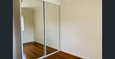 Spacious 2-Bedroom Home with Large Private Yard - Photo 3