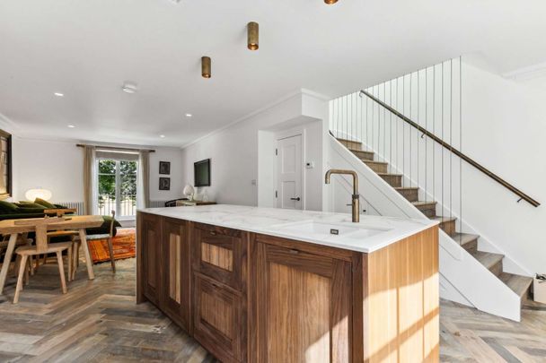 The Green, Richmond, Surrey, TW9 1PX - Photo 1