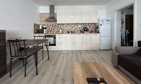 Na prenájom komplet zariadený 2 izb. byt s balkónom a možnosťou parkovania v centre Ba - Photo 2