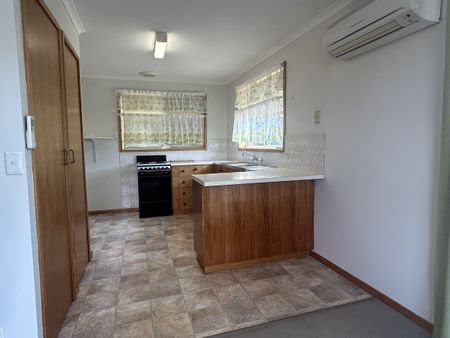 Convienently Located 2 Bedroom Unit - Photo 5