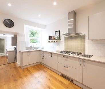 Modern Ensuite in Sociable Kingswood Home - Photo 6