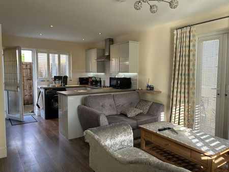 2 bedroom semi-detached house to rent - Photo 2