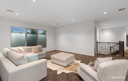 24 Viewpoint Road, BALWYN NORTH - Photo 3