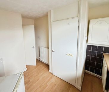 2 bedroom Flat To Let - Photo 2